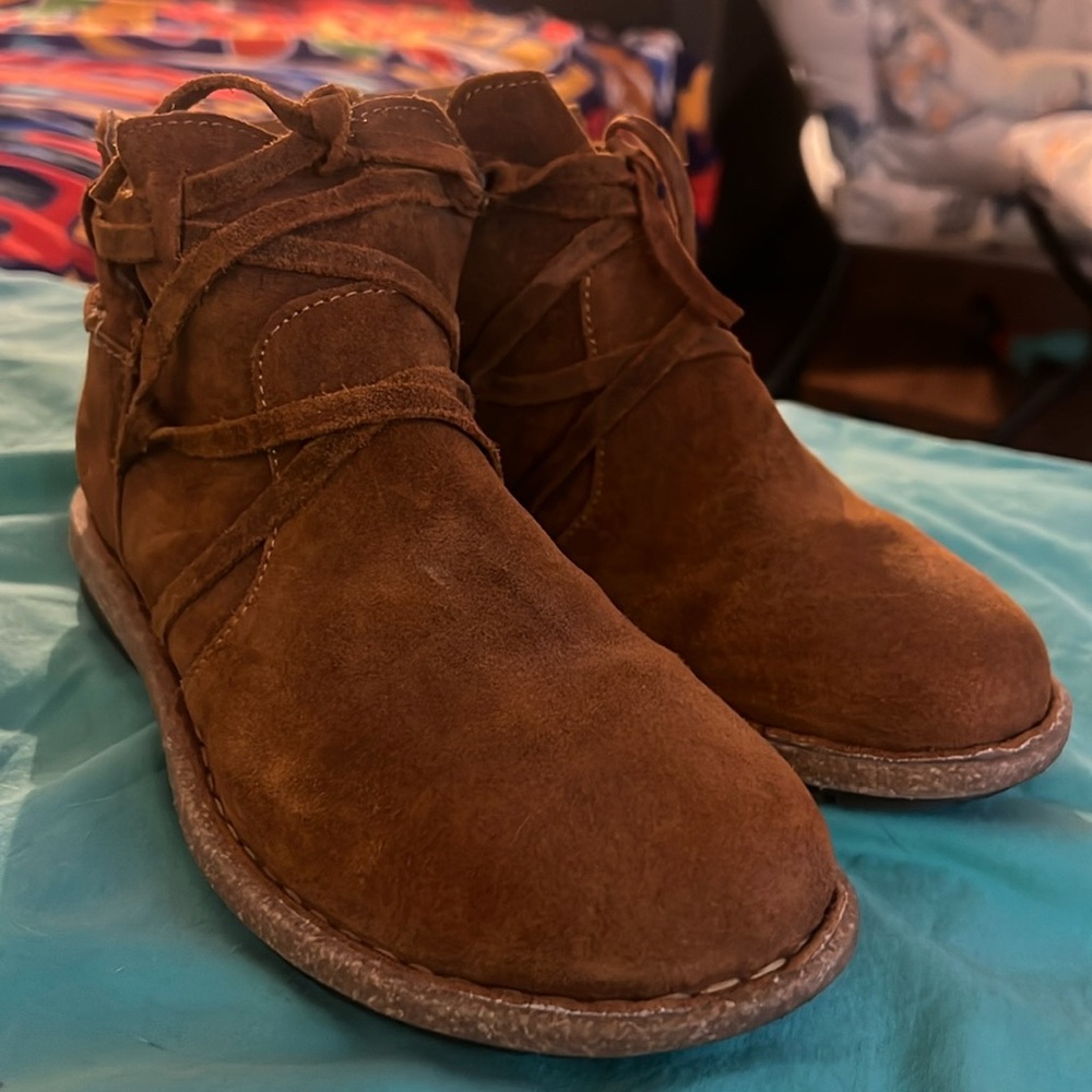 Size 7 Born ankle high boots camel colored suede